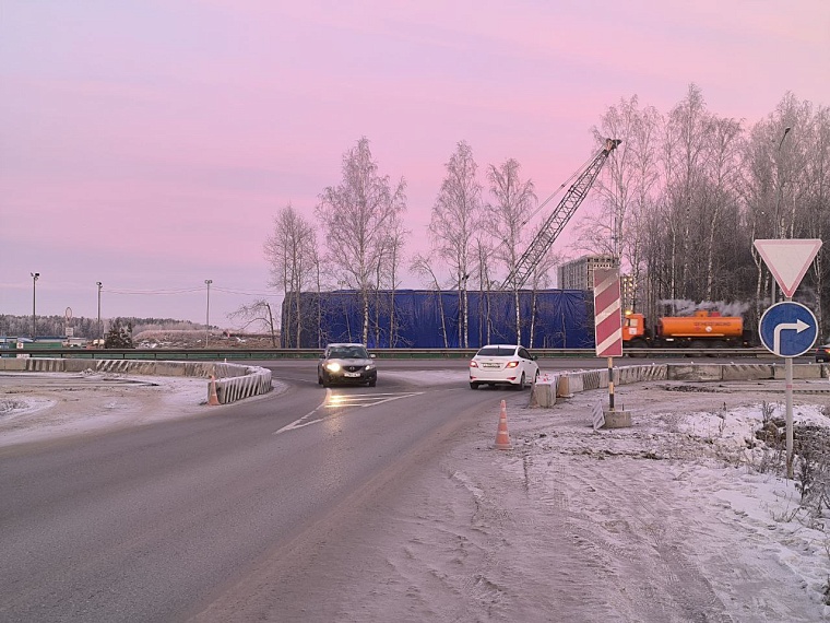 На месте строительства новой развязки на Московском тракте в Тюмени возводят первую опору