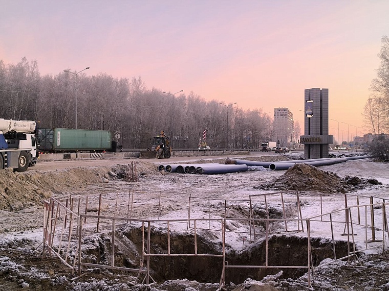 На месте строительства новой развязки на Московском тракте в Тюмени возводят первую опору