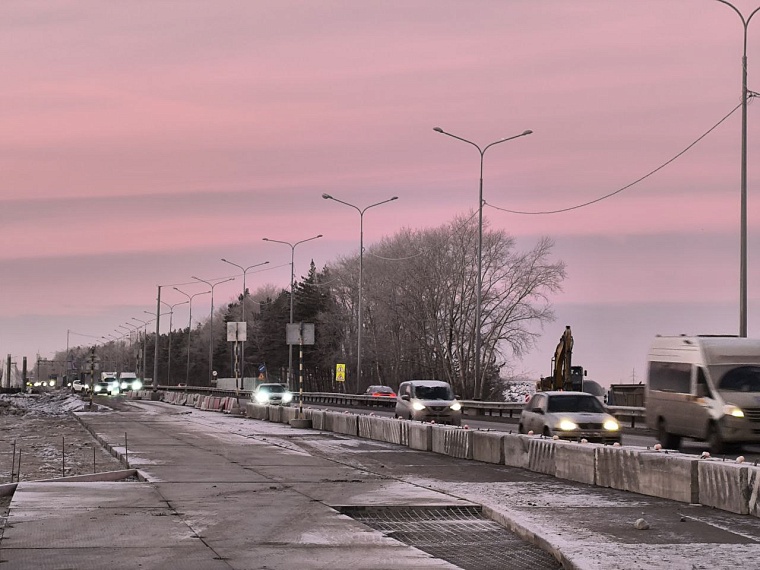 На месте строительства новой развязки на Московском тракте в Тюмени возводят первую опору