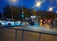 Перед мостом Челюскинцев ночью случилась авария с переворотом