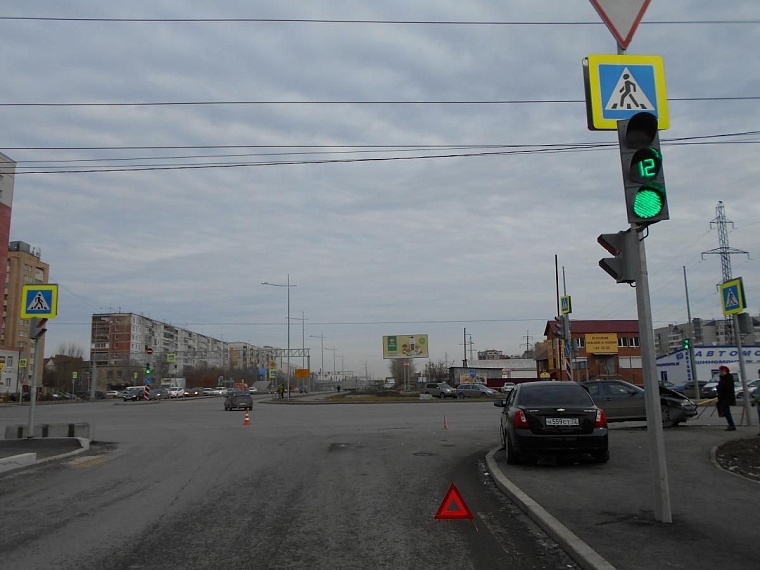 Два пешехода попали под колеса