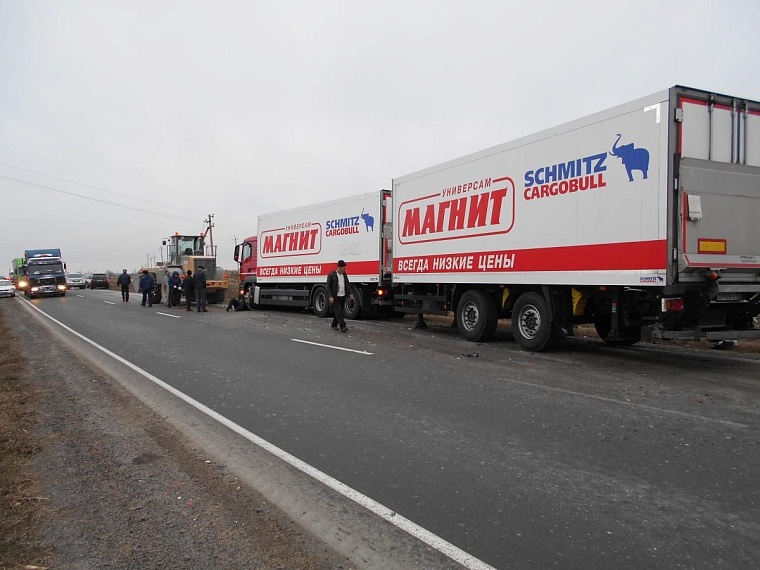 Два пешехода попали под колеса