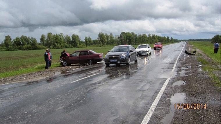 На пути за добавкой пьяную компанию на «Ладе» задержало... дерево