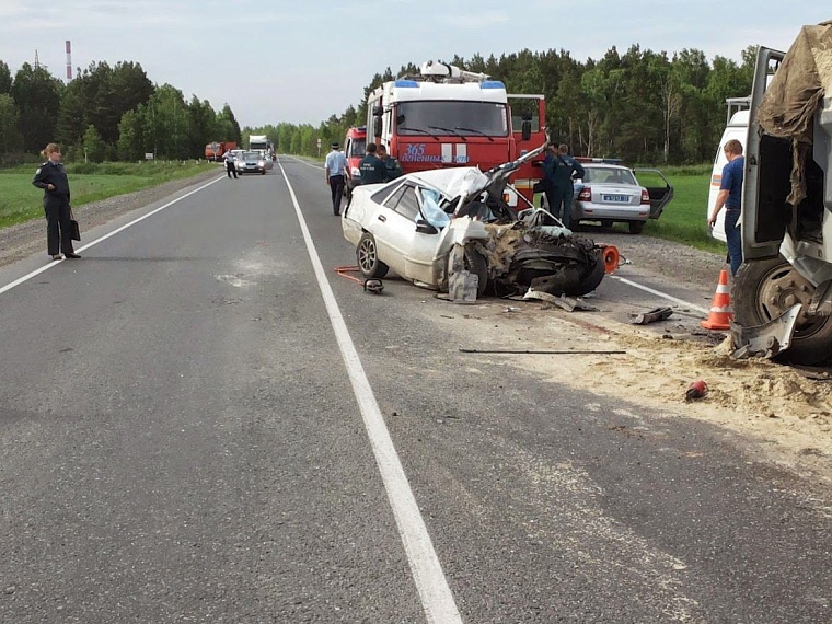 На пути за добавкой пьяную компанию на «Ладе» задержало... дерево