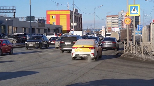 Из-за колеи на тюменской магистральной улице ограничили скорость движения