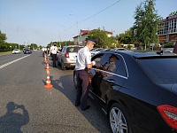 На ул. Дамбовской идет сплошная проверка водителей