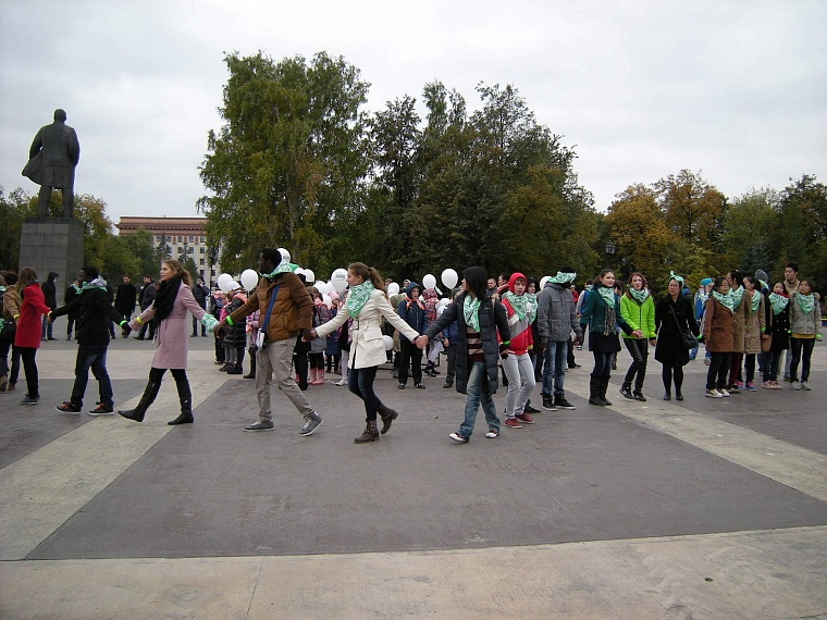 Многонациональный флешмоб за безопасность на дорогах прошел в Тюмени