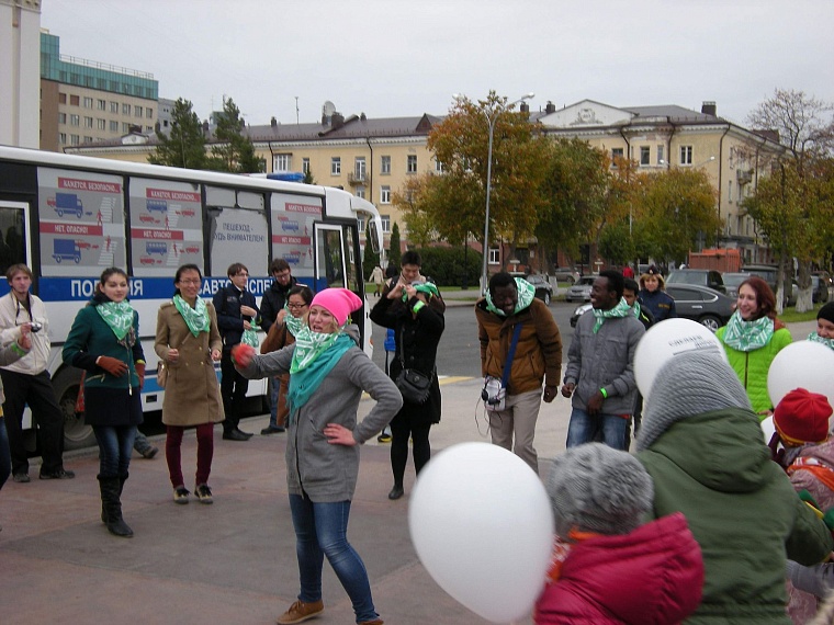 Многонациональный флешмоб за безопасность на дорогах прошел в Тюмени