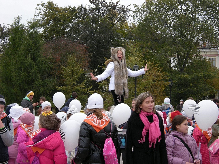 Многонациональный флешмоб за безопасность на дорогах прошел в Тюмени