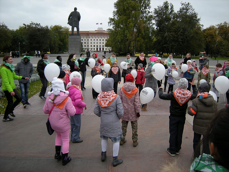 Многонациональный флешмоб за безопасность на дорогах прошел в Тюмени
