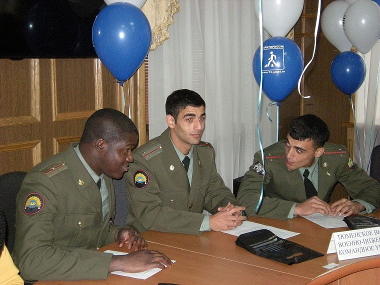Многонациональный флешмоб за безопасность на дорогах прошел в Тюмени