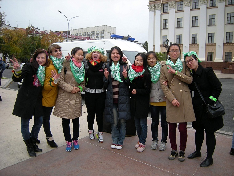 Многонациональный флешмоб за безопасность на дорогах прошел в Тюмени