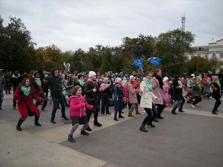 Многонациональный флешмоб за безопасность на дорогах прошел в Тюмени