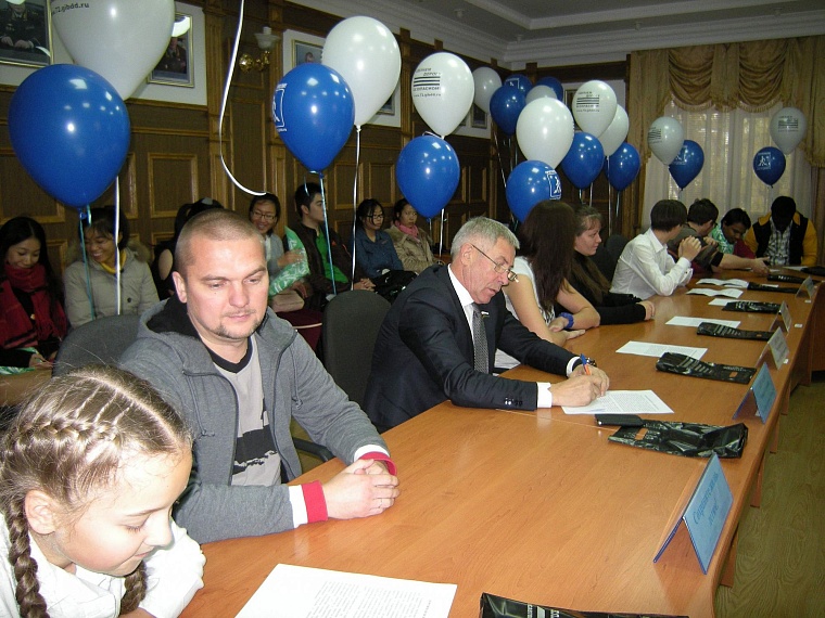 Многонациональный флешмоб за безопасность на дорогах прошел в Тюмени