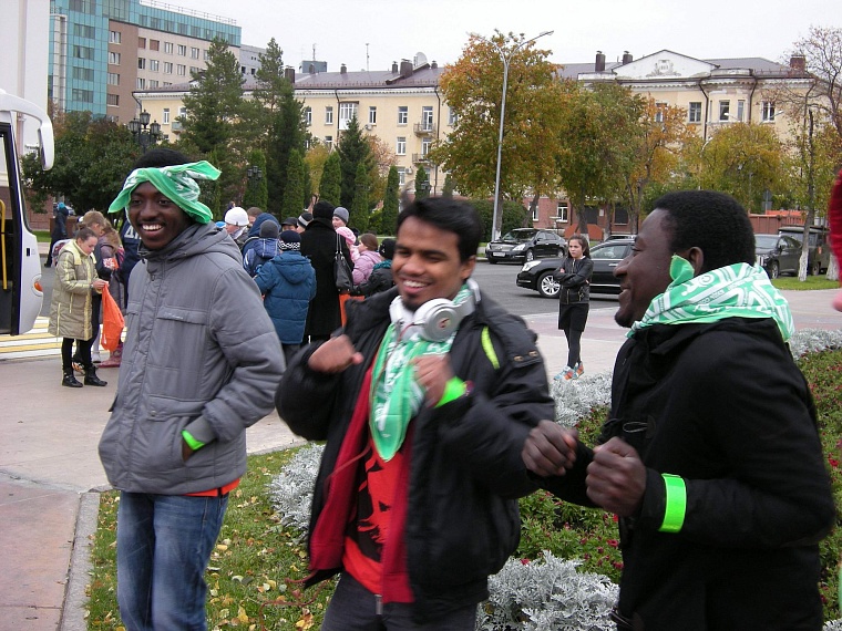 Многонациональный флешмоб за безопасность на дорогах прошел в Тюмени