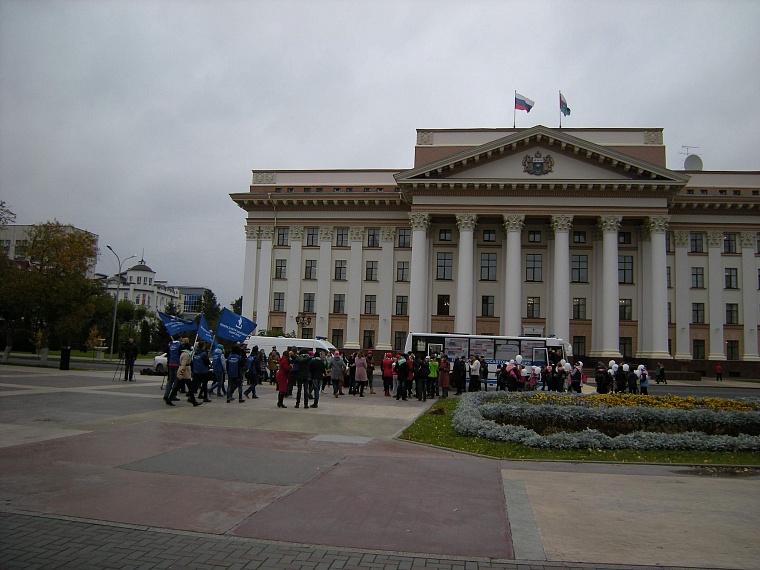 Многонациональный флешмоб за безопасность на дорогах прошел в Тюмени