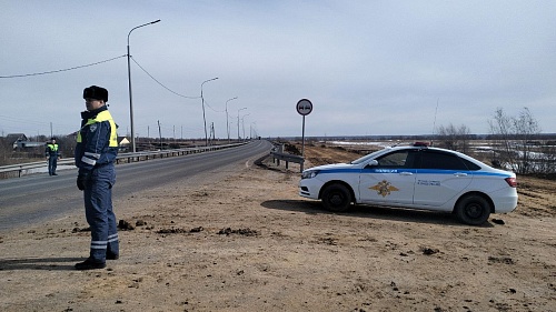 Автоинспекторы дежурят на федеральной трассе в Тюменской области, где строится дамба