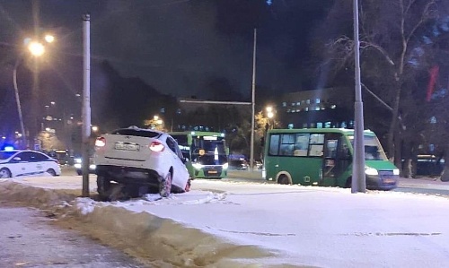 Lada Granta вырубила светофор на кольцевой развязке Мельникайте - 50 лет Октября