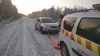 "Не замёрзла и не испугалась": девушку Ирину при поломке авто на трассе спасли дорожники