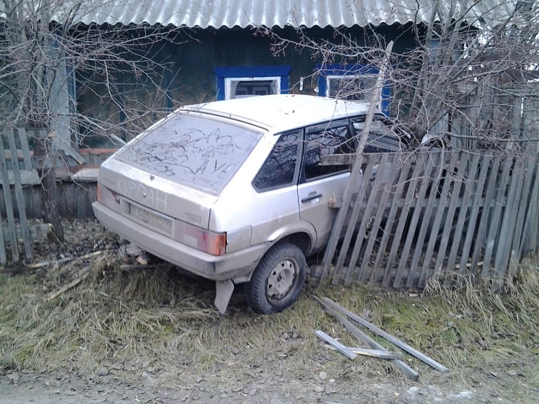 Пьяные водители таранили столбы и дома