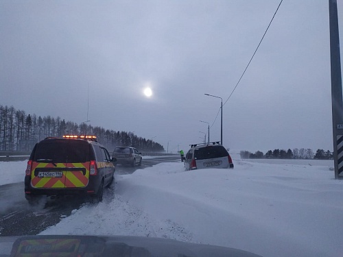 Рабочие Уралуправтодора откопали "Шевроле", занесенный снегом на обочине трассы