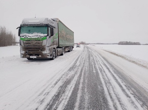 В Тюменской области большегруз остановился посреди трассы - закончилось топливо