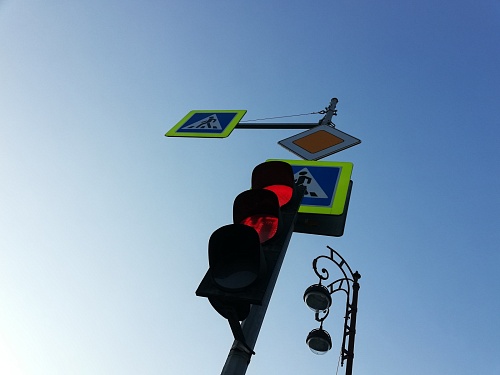 По пути на железнодорожный вокзал в Тюмени сегодня отключат светофоры