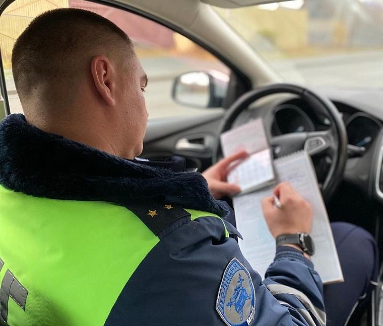 156 штрафов за нарушение ПДД: в Салехарде остановленный ГИБДД пешеход оказался злостным неплательщиком