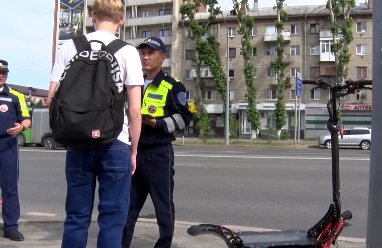 Тюменцев призывают соблюдать правила при использовании электросамокатов