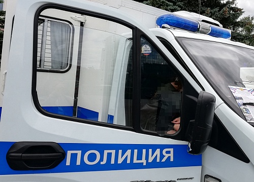 Выезжать ли на красный свет, если сзади подпирает авто с сиреной?