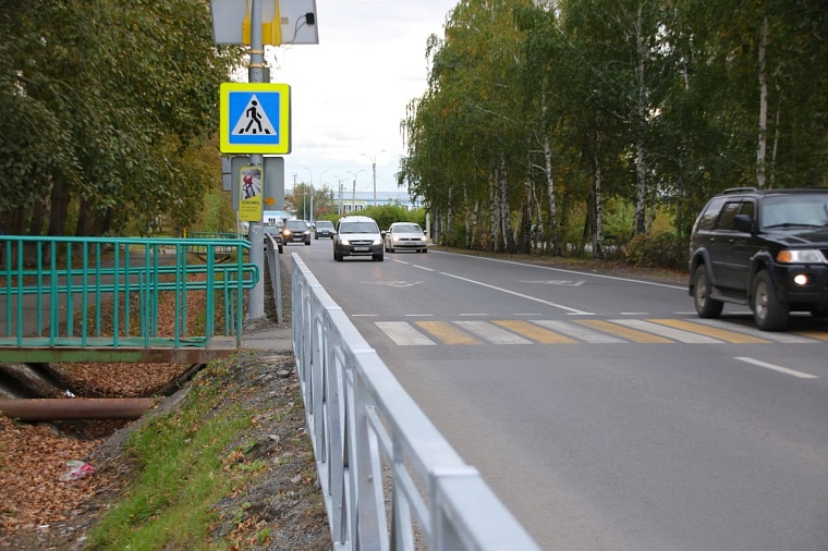 Во время ремонта дорог в Тюмени установили почти полкилометра новых перил