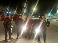 На трассе Тюмень - Ханты-Мансийск автоинспекторы отогрели пассажиров заглохшего «Фольксвагена»