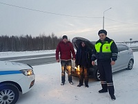 На трассе Тюмень - Ханты-Мансийск автоинспекторы отогрели пассажиров заглохшего «Фольксвагена»