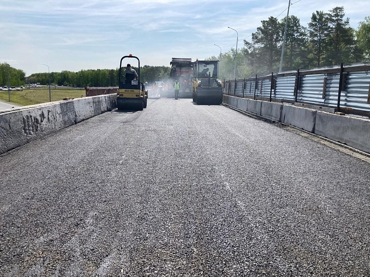 На путепроводе по Салаирскому тракту уложили новый асфальт, дорогу откроют до 4 июля