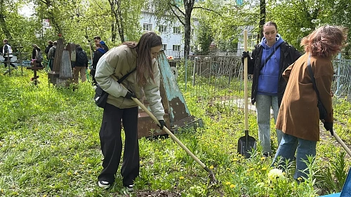 Тюменцы навели порядок на Текутьевском кладбище