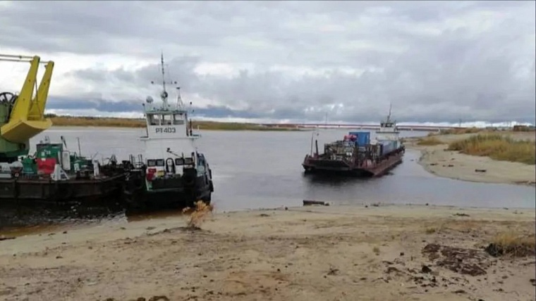 В Пуровском районе Ямала теплоход получил пробоину