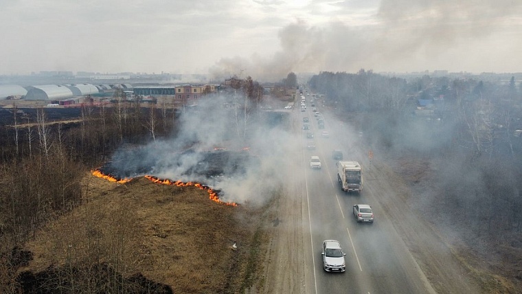 Въезд в Тюмень с Велижанского тракта открыт. Пожарные продолжают работать