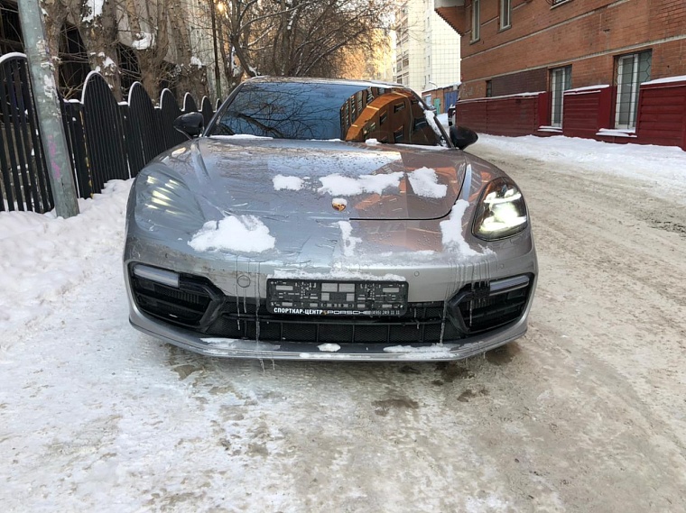 В Тюмени на штрафстоянку эвакуировали «Порше Панамеру» с фальшивыми номерами