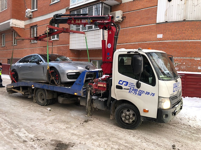 В Тюмени на штрафстоянку эвакуировали «Порше Панамеру» с фальшивыми номерами