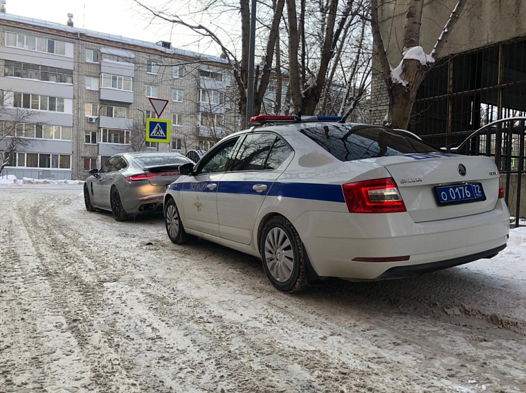 В Тюмени на штрафстоянку эвакуировали «Порше Панамеру» с фальшивыми номерами