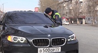 В Тюмени водитель без прав ездил на BMW с поддельным госномером серии "ВОР"