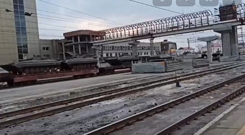 Военная техника проследовала через вокзал в Тюмени