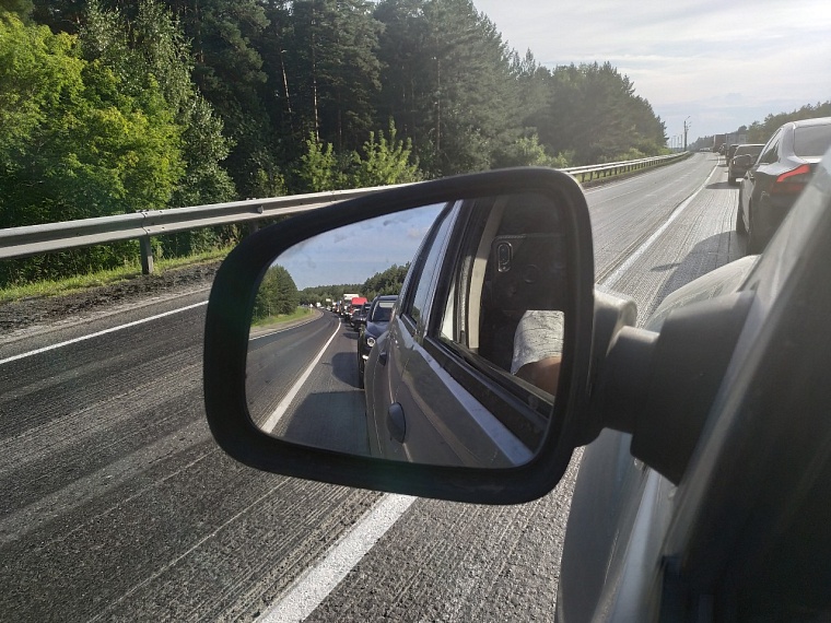 Реверсной движение на трассе Тюмень - Омск рядом с Заводоуковском