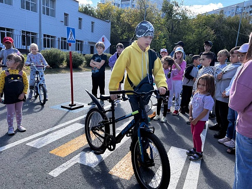 Тюменские автоинспекторы учат детей выбирать безопасный маршрут и избегать дорожных ловушек
