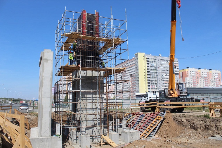 В Тюмени возводят надземный пешеходный переход у новостроек на Московском тракте
