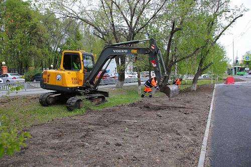 На улице Барнаульской в Тюмени усилили дорожное полотно во время ремонта