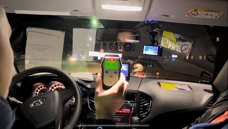 В Голышманово автоинспекторы задержали пьяную женщину на скутере