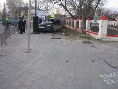 У тобольского кремля водитель погиб, влетев в опору освещения