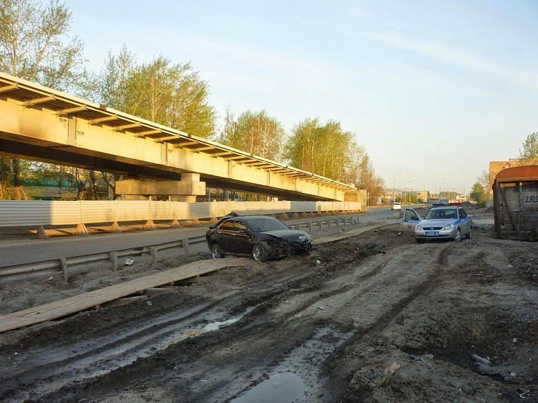 У тобольского кремля водитель погиб, влетев в опору освещения