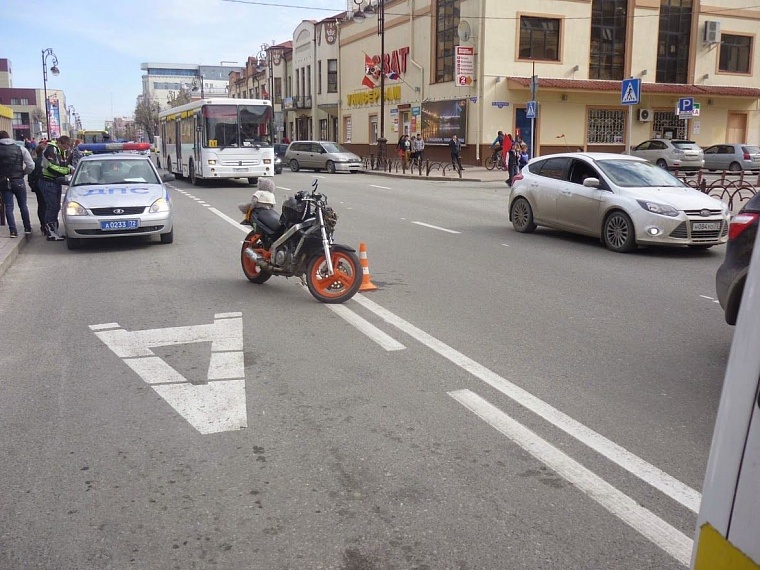 У тобольского кремля водитель погиб, влетев в опору освещения